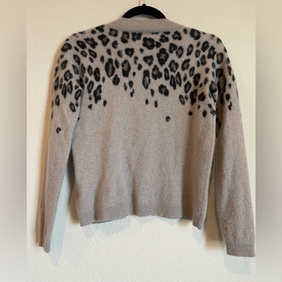 Saks Fifth Avenue 100% Cashmere Grey Leopard Print Sweater size S - Picture 2 of 10
